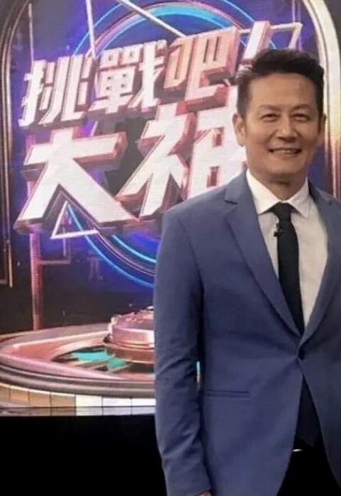 按摩店4P月黑风高来冒险两个女客户同时按摩4P啪啪推胸揉穴脱下裤子按摩床上操姿势多花样多抬起双腿侧入抽插猛操 - 托尼老师